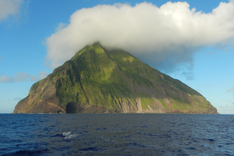 断崖と地層が露出した、海に浮かぶ火山島