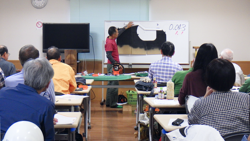 室内の会議室で行われているチェーンソーなどの道具や安全について学ぶ講習会