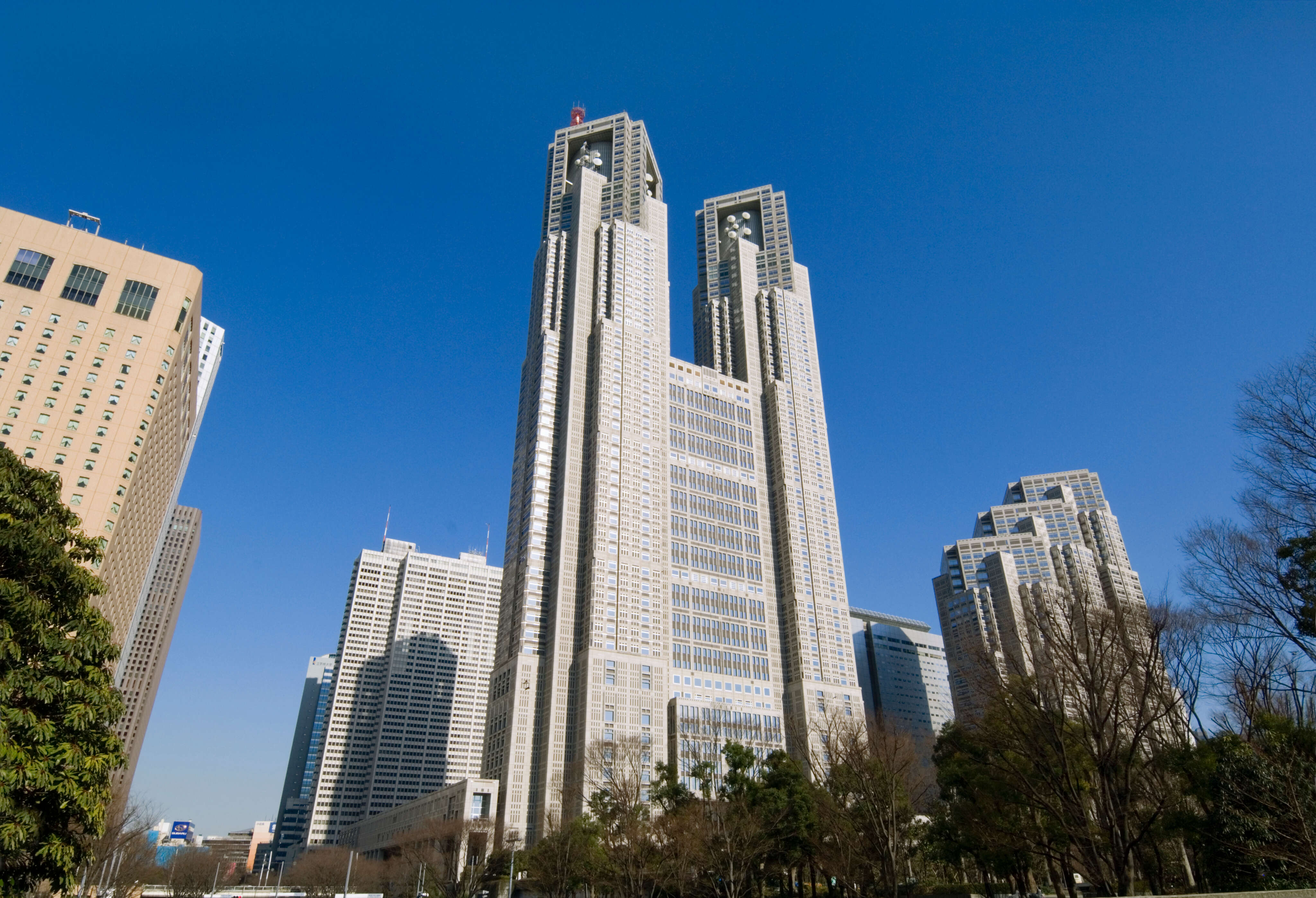青空の下、堂々とそびえ立つ東京都庁第一本庁舎（ツインタワー）の超高層ビル