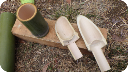 伐採した竹を加工して作られた、竹のコップと2種類のサイズのシャベル（スコップ）。