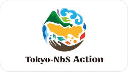 「Tokyo-NbS Action」のロゴマーク。円形の中に、東京都の形、山、波、葉、そしてそれらを支える手のようなデザインがカラフルに描かれている。